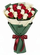 Букет Микс из красных и белых роз в Ханской