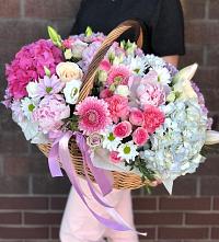 Композиция солнечный день в Ханской Цветочная композиция из Розы, Хризантемы, Пионы и Лизиантусы в корзине в Ханской