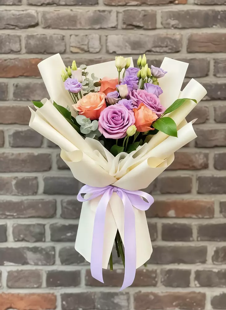 Букет цветов из: Лизиантусы и Розы в Ханской