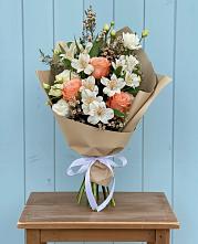 Букет цветов из:  Альстромерии, Лизиантусы, Розы и Хризантемы в Ханской