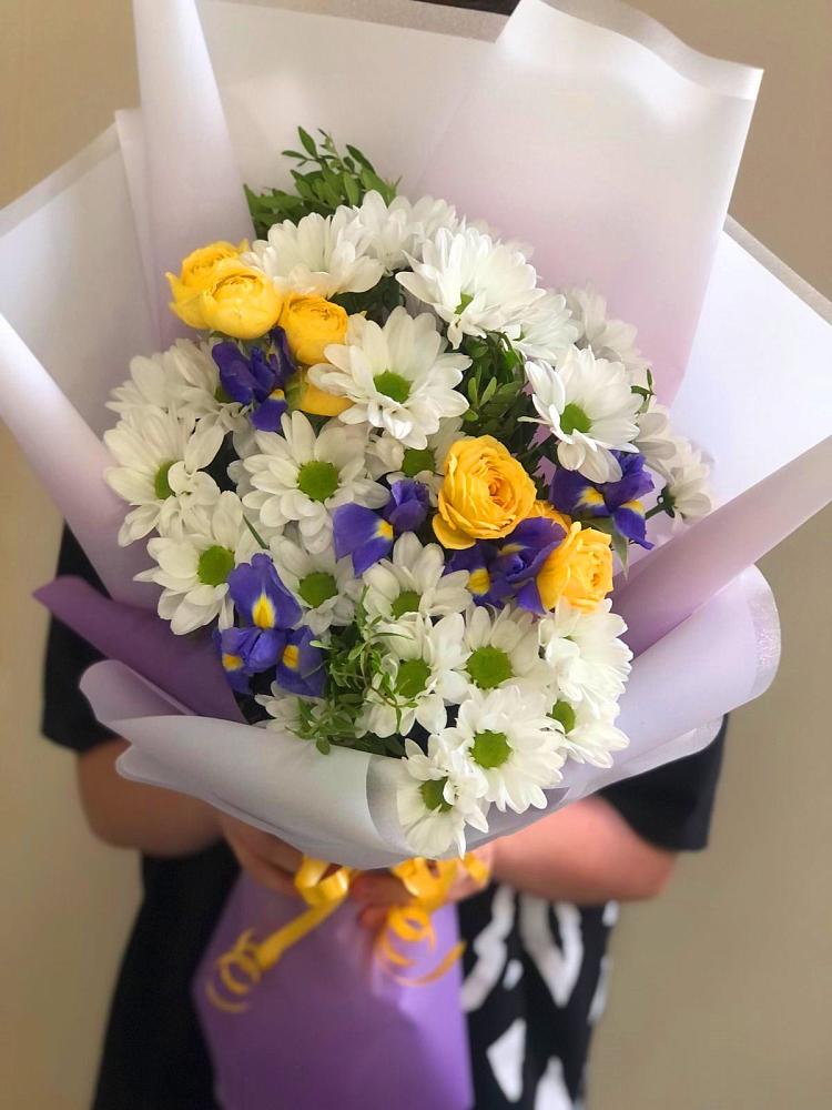 Букет цветов из: Ирисы, Хризантемы и Розы в Ханской