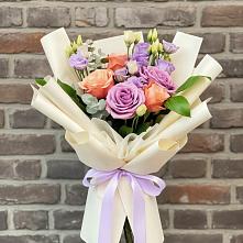 Букет цветов из:  Лизиантусы и Розы в Ханской